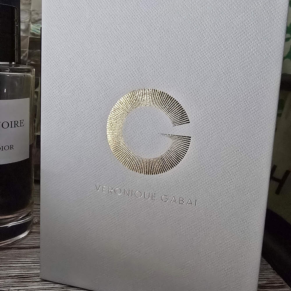 Women’s Gold Eau de Parfum Bottle- DELICES DES BOIS - Picture 4 of 5